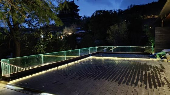 U Kanalı Alüminyum Cam Balustrası LED Işığıyla Dış Balkonda