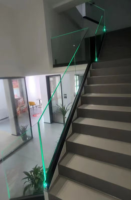 U Kanalı Alüminyum Cam Balustrası LED Işığıyla Dış Balkonda