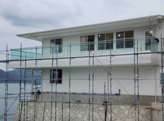 LED Işık Cam Balustrası Alüminyum Modern Çit Tasarımları Çerçevesiz Tempered Glass Dış Balkon Çit