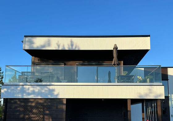 LED Işık Cam Balustrası Alüminyum Modern Çit Tasarımları Çerçevesiz Tempered Glass Dış Balkon Çit