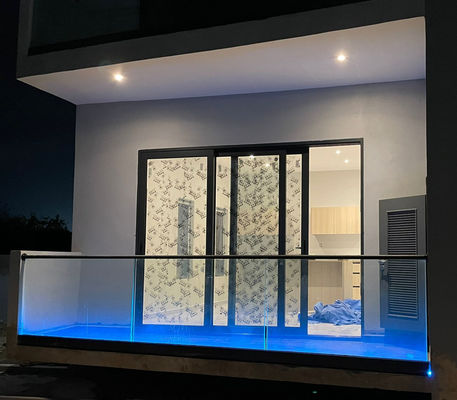 LED Işık Cam Balustrası Alüminyum Modern Çit Tasarımları Çerçevesiz Tempered Glass Dış Balkon Çit