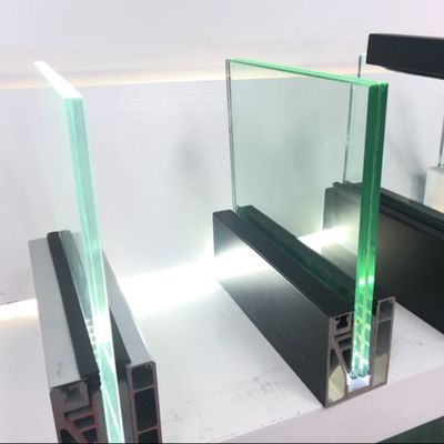 Güvenlik ve estetik çekiciliği için alüminyum kolu ile sabit 800-1200mm kalın cam U kanal sistemi