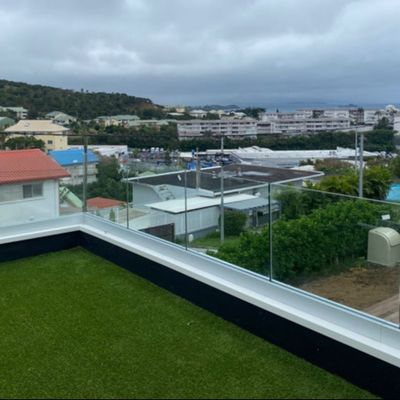 Modern Cam Çatı Çit Çapraz Tempered Glass U Kanal Çerçevesiz 12-20mm Balkon Balustrası