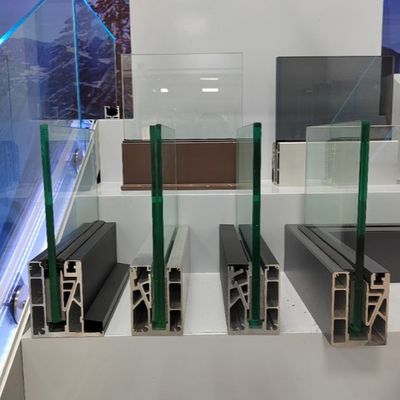 Modern Cam Çatı Çit Çapraz Tempered Glass U Kanal Çerçevesiz 12-20mm Balkon Balustrası
