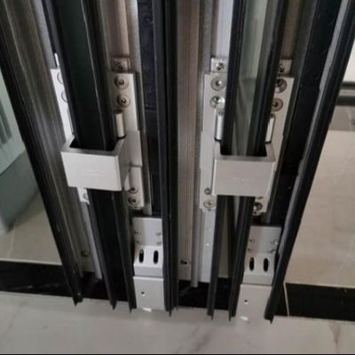 Çok nokta kilitli ticari alüminyum katlanabilir kapı düşük bakım ve güvenlik özellikleri