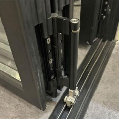 Modern İç Yapı Patio Cam Su geçirmez Kaydırma ve Katlama Alüminyum Çift Katlı Kapı Sistemi Restoran Ev Kullanımı İçin