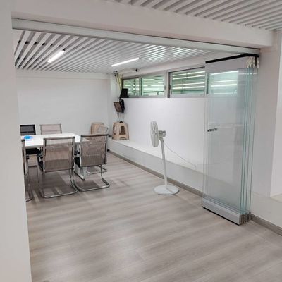 Yüksek dayanıklılık ve enerji verimliliği ile özelleştirilmiş su geçirmez alüminyum çerçeve çift katlı kapılar