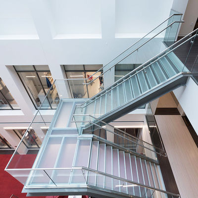 İç/Dış Mekan Kullanımı için Özelleştirilebilir Yükseklik ve Boyutta Alüminyum U Kanal Cam Korkuluk