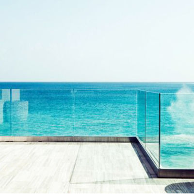 Modern Tasarımlı 12mm Temperli Cam U Kanal Korkuluk, Beş Yıl Garantili ve Hava Koşullarına Dayanıklı Yüzey