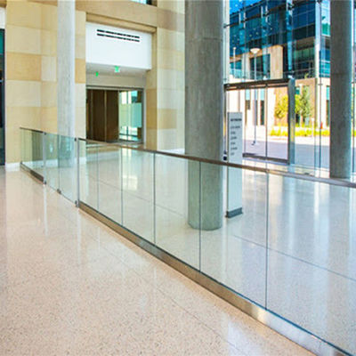 Modern Tasarımlı 12mm Temperli Cam U Kanal Korkuluk, Beş Yıl Garantili ve Hava Koşullarına Dayanıklı Yüzey