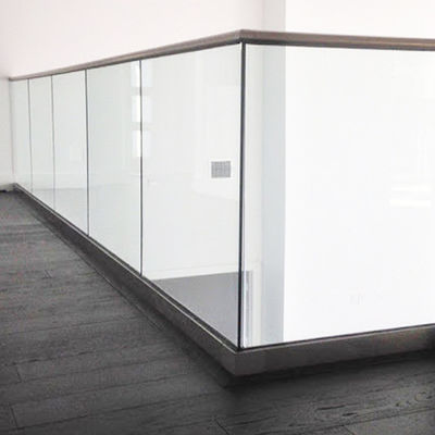 Modern Tasarımlı 12mm Temperli Cam U Kanal Korkuluk, Beş Yıl Garantili ve Hava Koşullarına Dayanıklı Yüzey