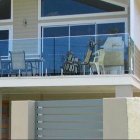 Özel siyah kaplama çerçevesiz U kanal cam parmaklık 12 mm sertleştirilmiş cam balustrası ile