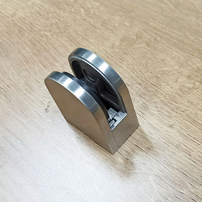 Çerçevesiz Temperli Cam Panel Merdiven Korkuluğu Ayarlanabilir Tasarım Kavisli Tutma Kelepçesi 304 316 Bağlantı