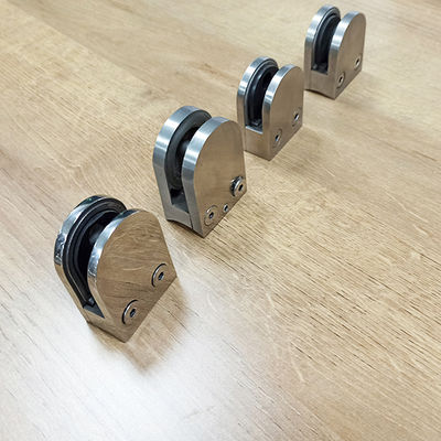 Çerçevesiz Temperli Cam Panel Merdiven Korkuluğu Ayarlanabilir Tasarım Kavisli Tutma Kelepçesi 304 316 Bağlantı