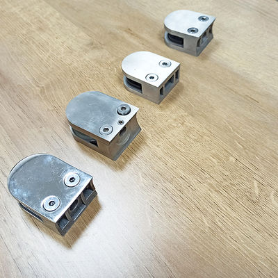 Çerçevesiz Temperli Cam Panel Merdiven Korkuluğu Ayarlanabilir Tasarım Kavisli Tutma Kelepçesi 304 316 Bağlantı