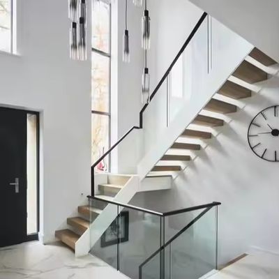 Modern İçeride Düz Merdivenler Yüzen Demir ve Çelik Merdivenler Ahşap Çaplı Ve Cam Çitli Ticari ve Daire